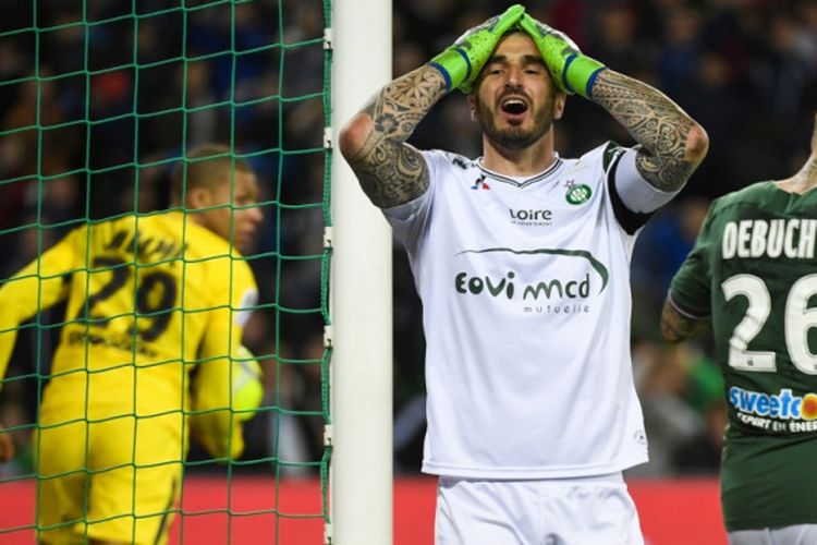 Reaksi kiper St Etienne, Stephane Ruffier, setelah gawangnya kebobolan akibat gol bunuh diri Mathieu Debuchy dalam partai Liga Prancis lawan PSG di Stadion Geoffroy-Guichard, 6 April 2018.
