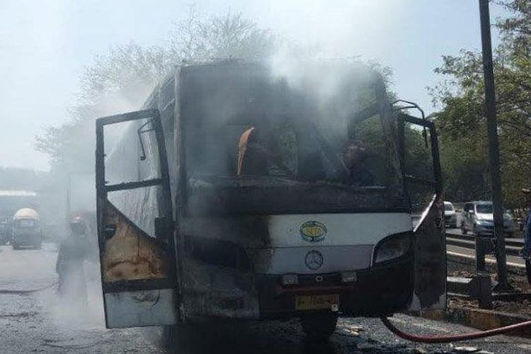 Bus jurusan Surabaya-Jember-Banyuwangi terbakar di Tol Sidoarjo, Minggu (21/7/2019) siang. Saat kejadian, bus sedang membawa 11 orang penumpang. 


