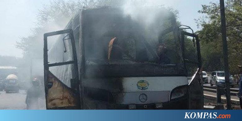 Bus Berpenumpang 11 Orang Terbakar di Tol Sidoarjo