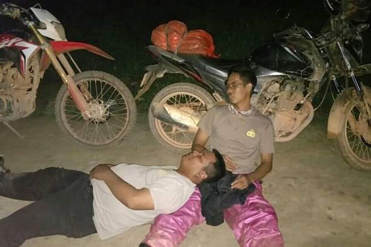 Dua anggota Polsek Kendawangan, Ketapang, Kalimantan Barat, istirahat di jalan saat mengantar logistik pemilu, Senin (15/4/2019) malam.