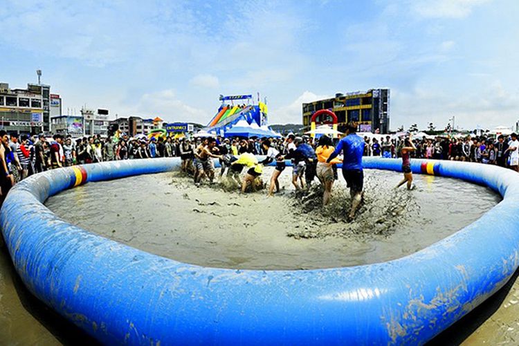 Wisatawan menikmati Festival Lumpur Boryeong 2019.