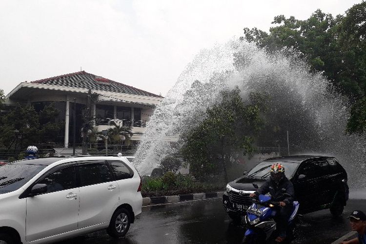 Sebuah pipa PT Palyja bocor hingga menyemburkan air ke udara di Jalan Puri Indah, Kembangan, Jakarta Barat pada Rabu (21/11/2018).