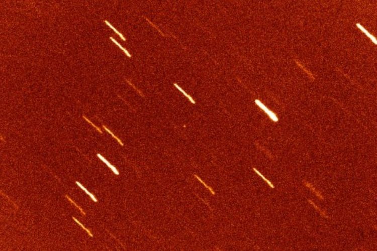 Asteroid A/2017 U1, nampak sebagai bintik putih kecil di tengah-tengah dengan latar belakang garis-garis putih. Diabadikan dengan teleskop William Herschell (4,2 meter) di Observatorium La Palma, Canary (Spanyol) pada 25 Oktober 2017 TU. Teleskop disetel mengikuti gerak asteroid, sementara gerak asteroid tidak sama dengan gerak semu bintang-bintang. Sehingga bintang-bintang tersebut terlihat sebagai garis-garis.