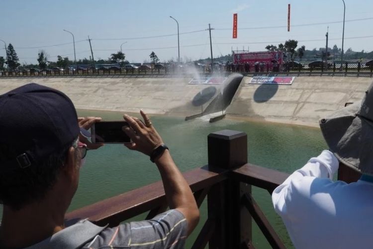 Pasokan air dari wilayah Fujian, China keluar di dalam waduk Tianbu di Pulau Quemoy, Taiwan, dalam peresmian, Minggu (5/8/2018).