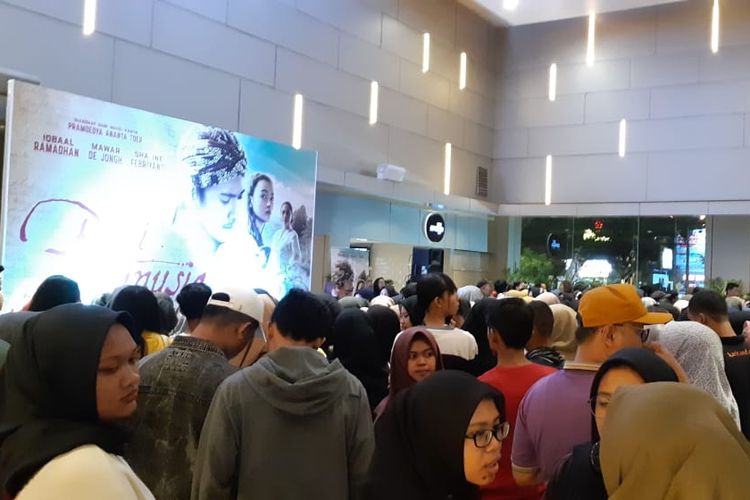 Suasana premiere film Bumi Manusia di XXI Empire, Yogyakarta, Selasa (13/8/2019).