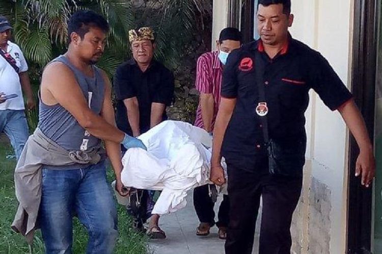Petugas mengevakuasi jenazah DJ Adam Sky asal Australia yang ditemukan tewas di sebuah hotel di Bali, Sabtu (4/5/2019).