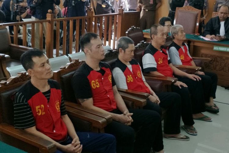 Terdakwa Juang Jin Sheng, Sun Kuo Tai, Sun Chih Feng, Kuo Chun Yuan, dan Tsai Chih Hung, terdakwa penyelundup satu ton sabu-sabu saat menjalani sidang putusan di Pengadilan Negeri Jakarta Selatan, Kamis (26/4/2018). Mereka divonis hukuman mati.