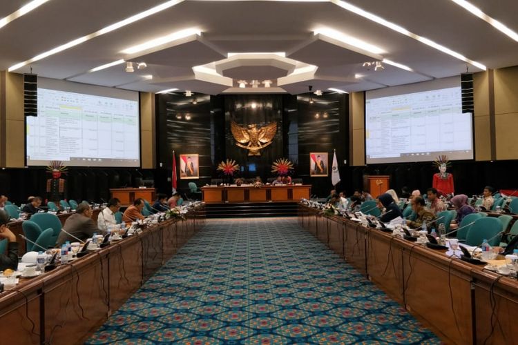 Rapat pembahasan Kebijakan Umum Perubahan Anggaran dan Prioritas Plafon Anggaran Sementara (KUPA-PPAS) 2018 di gedung DPRD DKI Jakarta, Kamis (13/9/2018).