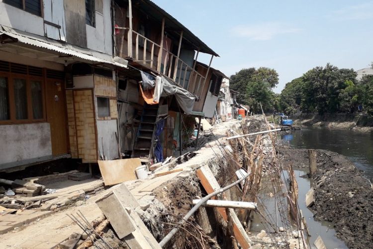 Tiga buah rumah tampak miring akibat tanah yang ambles di bantaran Kali Anak Ciliwung, Senin (19/11/2018).