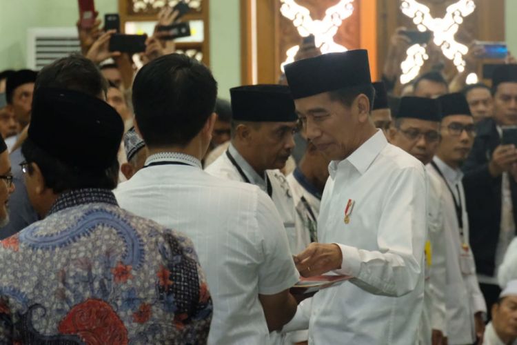 Presiden Joko Widodo saat membagikan 204 sertifikat tanah wakaf di Masjid Agung Al-Barkah, Kota Bekasi, Jawa Barat, Jumat (25/1/2019).