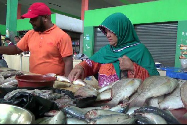 Pembeli saat memilah ikan di Pasar Rumput Pangkal Pinang, Kepulauan Bangka Belitung.