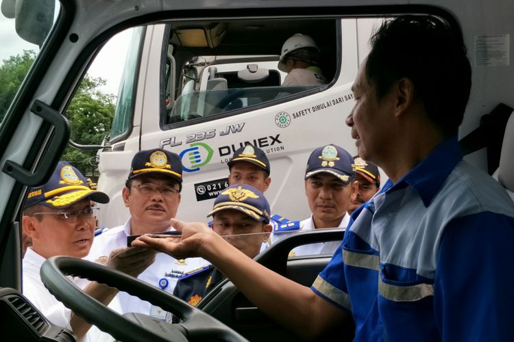 Acara pemeriksaan kelaikan kendaraan atau ramp check oleh Kementerian Perhubungan di Cilincing, Jakarta Utara, Minggu (10/12/2017).