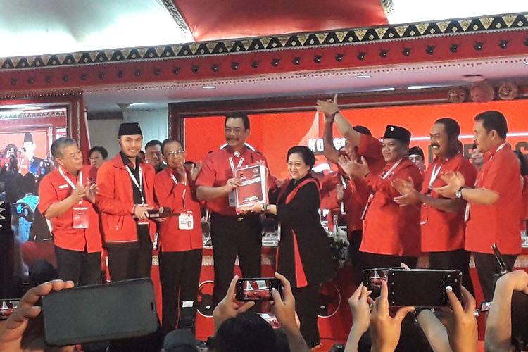 Ketua Umum PDI-P Megawati Soekarnoputri menerima hasil Kongres V PDI-P di Sanur, Bali, Sabtu (10/8/2019).