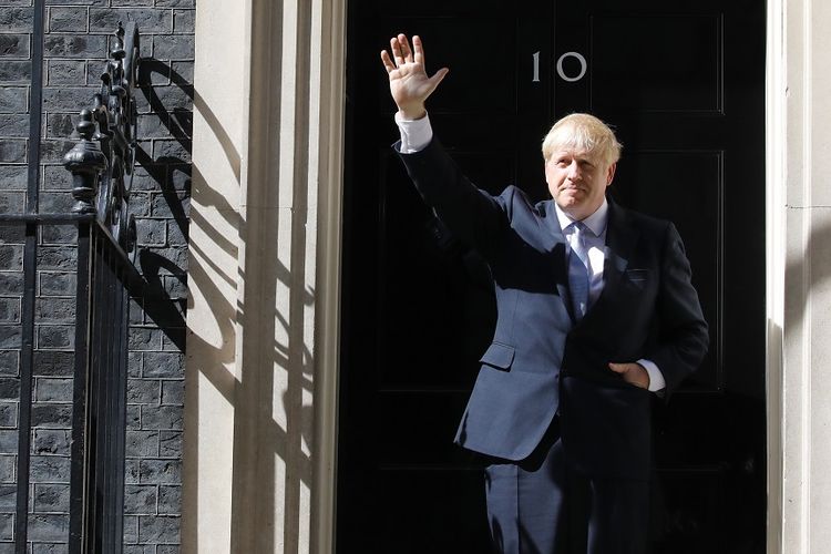 Perdana Menteri Inggris Boris Johnson di depan kantor sekaligus rumah dinasnya di 10 Downing Street, London.