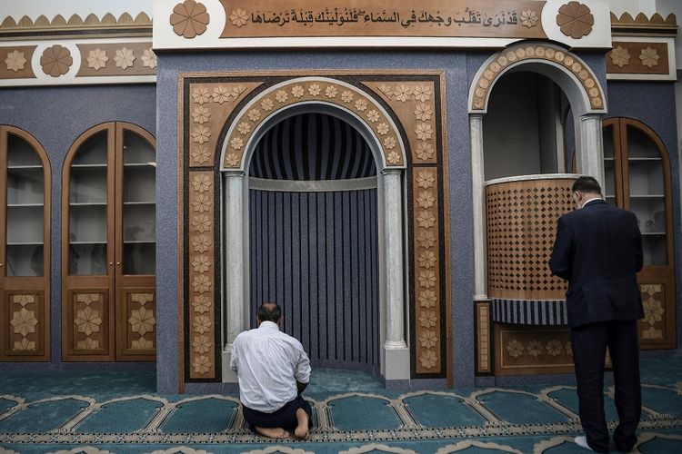 Warga Muslim Yunani beribadah di bangunan masjid resmi pertama di Athena, yang akan resmi dibuka pada September mendatang.