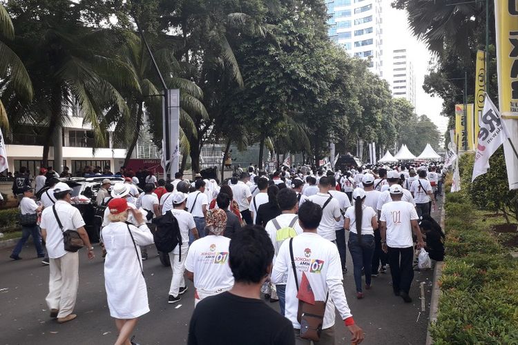 Massa pendukung Jokowi-Maruf mulai tinggalkan GBK, Jakarta, Sabtu (13/4/2019).