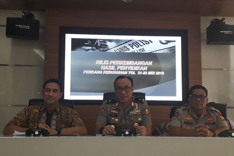 Karo Penmas Mabes Polri Brigjen Pol Dedi Prasetyo (tengah) berbicara dalam konferensi pers kasus kerusuhan 21-22 Mei di Mabes Polri, Jumat (5/7/2019).