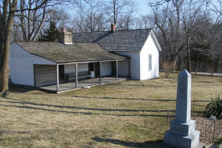 Rumah yang menjadi tempat si bandit Jesse James dan kakaknya Frank dibesarkan. Rumah itu masih terawat hingga saat ini.