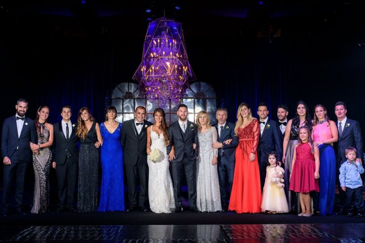 Lionel Messi berfoto dengan para tamu undangan dalam pesta pernikahannya dengan Antonella Roccuzzo di Rosario, Argentina, 30 Juni 2017.