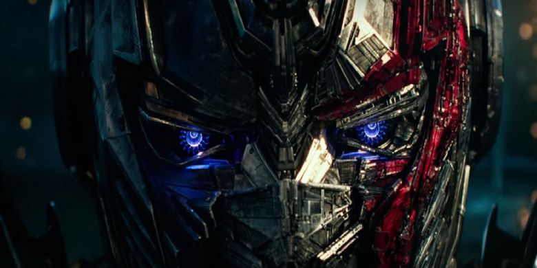 Cuplikan trailer film Transformers: The Last Knight (2017).