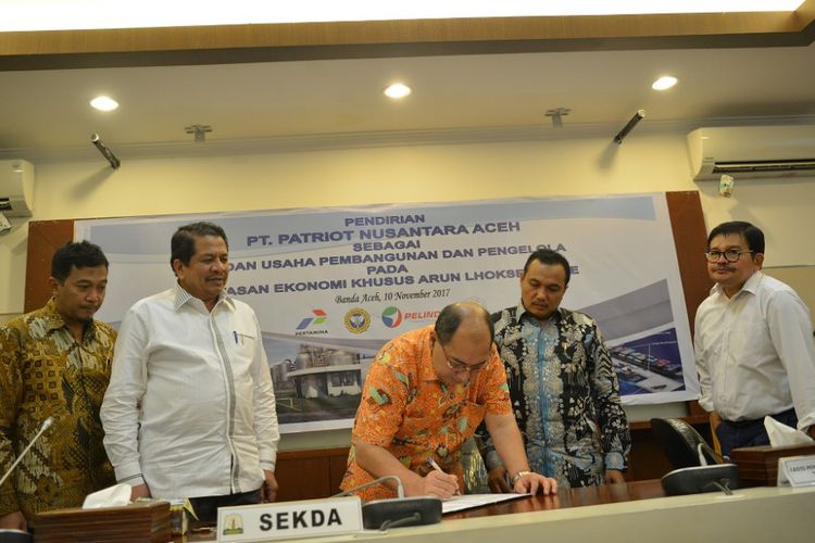 Direktur Utama PT Pupuk Iskandar Muda, Achmad Fadil, menandatangani kerjasama pendirian Badan Usaha Pembangunan dan Pengelola Kawasan Ekonomi Khusus Arun Lhokseumawe, Jumat (10/11/2017) di Banda Ace. 