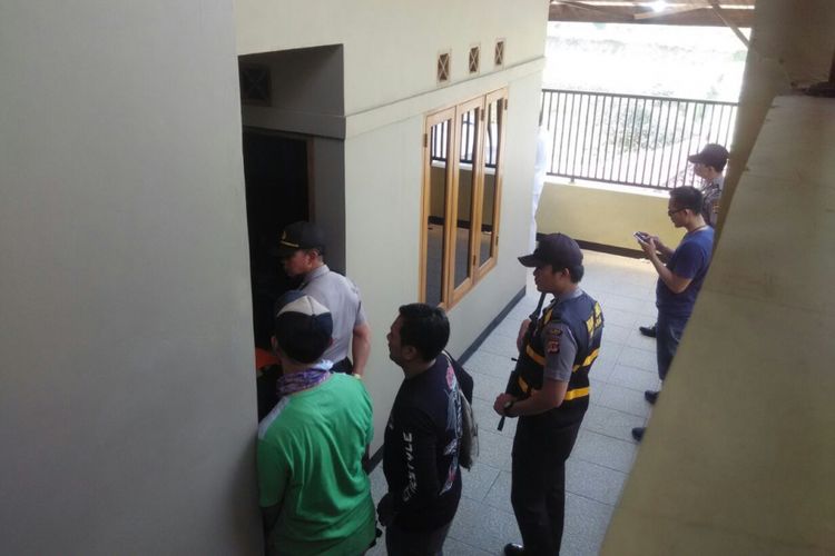 Polisi tengah melakukan olah TKP di lokasi penemuan jenazah Ela Nurhayati (42), karyawati bank BUMN di rumahnya di Kampung Pangragajian RT 03/RW 09 Desa Kayuambon, Kecamatan Lembang, Kabupaten Bandung Barat, Jawa Barat, Selasa (11/9/2018) siang.