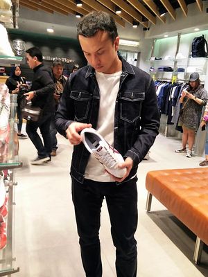 Nicholas Saputra mencoba sepatu di gerai Onitsuka Tiger di Mal 23 Paskal Bandung, Sabtu (29/9/2018)