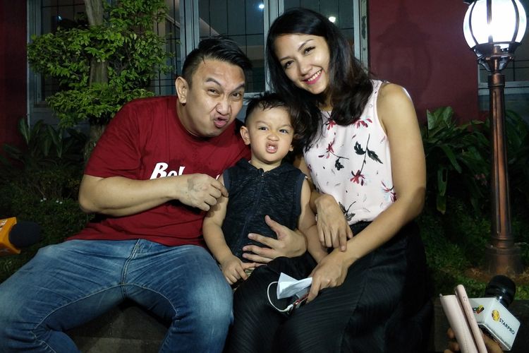 Artis peran Augie Fantinus bersama sang istri, Adriana Bustomi dan putranya Enzo Alvero Wiyana Fantinus setelah bebas dari Rutan Salemba, Jakarta Pusat, Senin (11/3/2019).