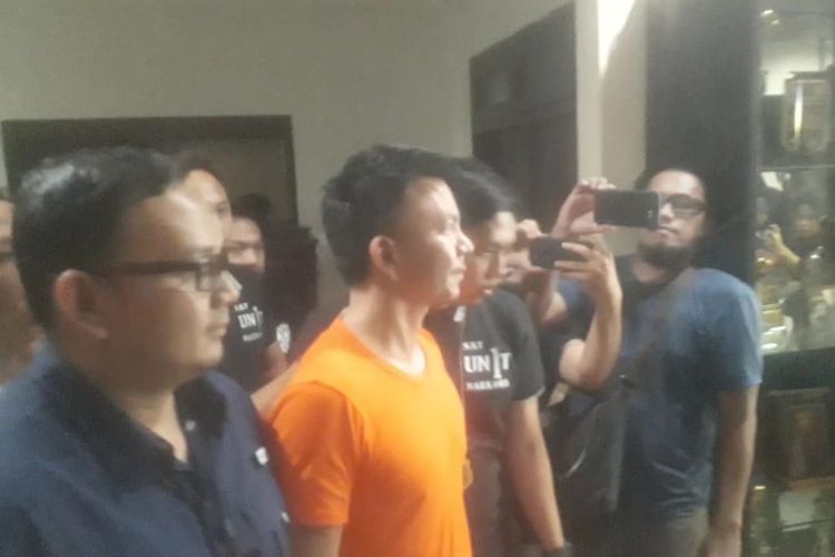 Jerry Aurum (tengah) mengenakan baju tahanan usai menjalani pemeriksaan di Mapolres Jakarta Barat, Slipi, Selasa (25/6/2019).