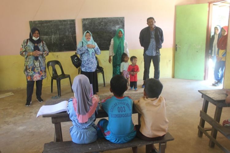 Ketua DPRD Nunukan Dani Iskandar (paling kanan) langsung mendatangi sekolah filial di Desa Samaendre Semaja yang hanya memiliki satu orang guru. Susi Susanti, satu-satunya guru yang bertahan di sekolah tersebut, saat ini hamil 7 bulan. Dia khawatir terhadap persiapan siswa kelas VI yang harus menghadapi ujian akhir sekolah.