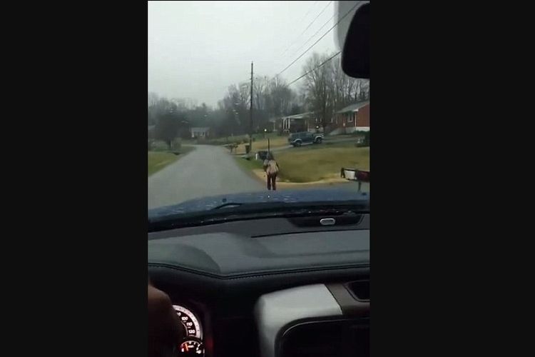 Rekaman video yang memperlihatkan anaknya menjalani hukuman berlari ke sekolah saat hujan menjadi viral dan menuai pro kontra di media sosial.