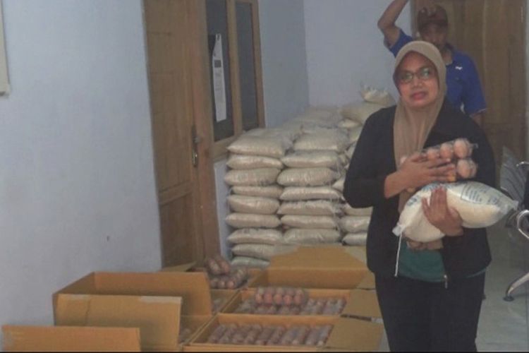 Keluarga Penerima Manfaat (KPM) program Bantuan Pangan Non-Tunai (BPNT), mengambil beras dan telur di Kantor Desa Morosunggingan, Kecamatan Peterongan, Kabupaten Jombang, Minggu (25/11/2018).