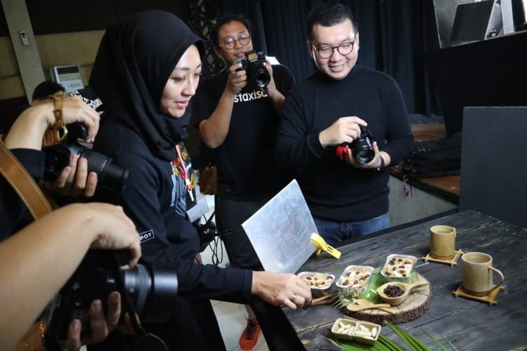 Sebagian besar anggota Kompakers Bandung yang berjumlah 177 orang merupakan ibu rumah tangga. Mereka memiliki passion di bidang fotografi dan suka memotret makanan.