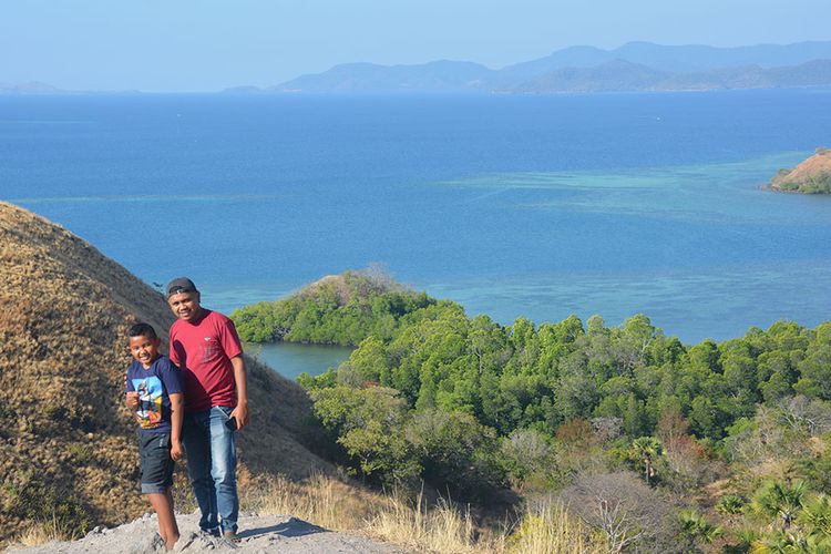 Pemandang alam di pantai utara diabadikan dari kawasan bukit cinta di Labuan Bajo, Ibukota Kabupaten Manggarai Barat, Flores, NTT, Jumat (26/7/2019). Gundukan bukit kecil ini menjadi tempat berswafoto dan menikmati matahari terbenam di laut Labuan Bajo oleh wisatawan. 