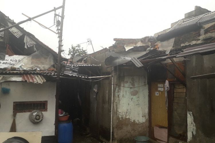 Atap sejumlah rumah di RW 03 Lagoa, Jakarta Utara, rusak akibat diterpa angin kencang, Jumat (25/1/2019).