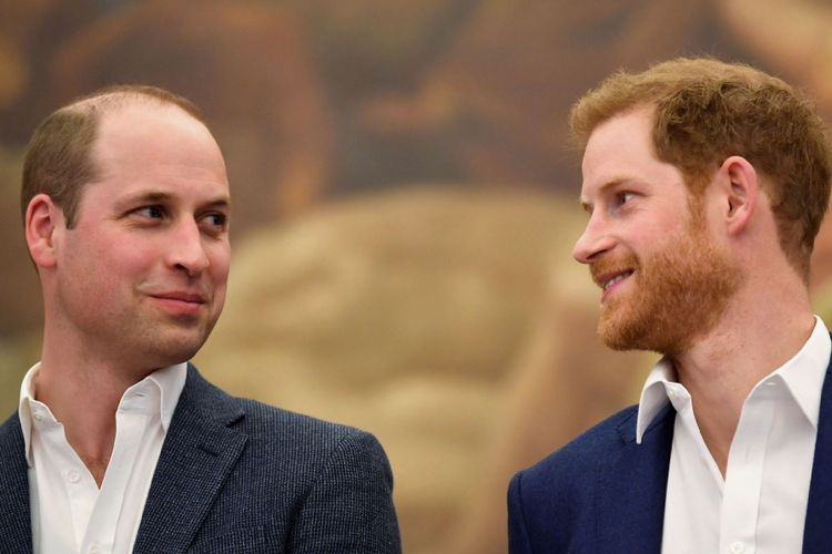 Pangeran Harry (kanan) dan Pangeran William, Duke of Cambridge saat menghadiri pembukaan Greenhouse Sports Centre  di London 26 April 2018. AFP PHOTO / POOL / Toby Melville