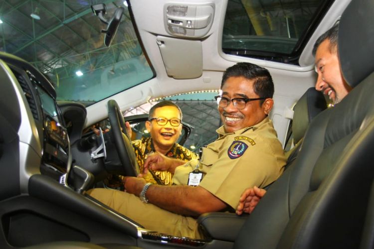 PJ Gubernur Sulsel Sonny Sumarsono saat mengunjungi booth Mitsubishi di GIIAS Makassar Auto Show 2018.
