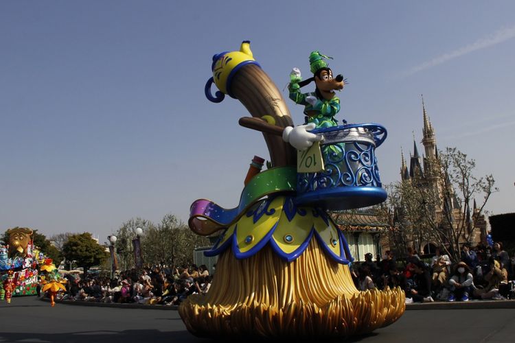 Goofy sebagai salah satu tokoh dalam film Disney tampil dalam parade di Tokyo Disneyland, Jumat (13/4/2018).