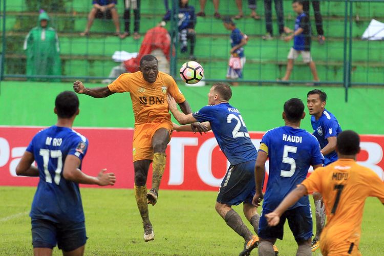 Laga pertama Grup E Piala Presiden 2018 Bhayangkara FC melawan PSIS Semarang di Stadion Gajayana Malang, Jawa Timur (20/01/2018) Sabtu sore. 
