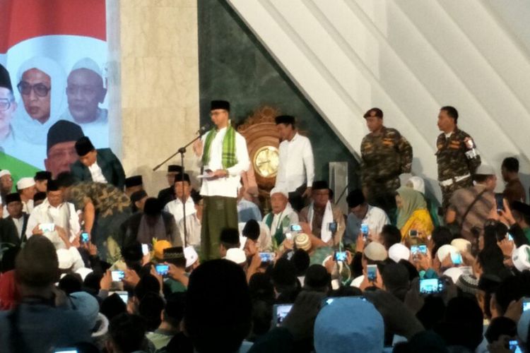 Gubernur DKI Jakarta Anies Baswedan memberikan sambutan dalam peringatan harlah NU di Masjid Raya KH Hasyim Asyari, Jalan Daan Mogot, Jakarta Barat, Rabu (31/1/2018) malam.