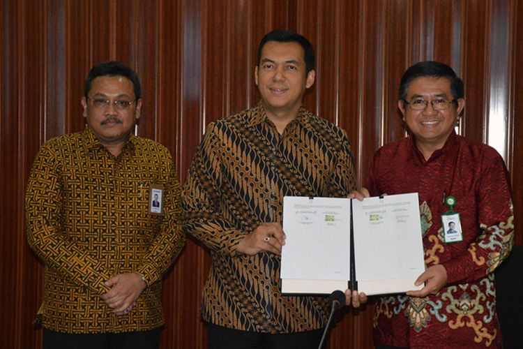Direktur Utama PT Barata Indonesia Silmy Karim (tengah) dan Direktur Utama PTPN X Dwi Satriyo Annurogo (kanan), seusai penandatanganan kerjasama, Senin (27/8/2018).