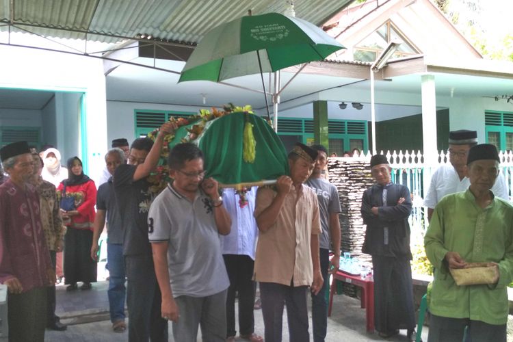 Prosesi pemakaman korban kecelakaan tank, Iswandari, di Kelurahan Sindurejan, Kecamatan Purworejo, Kabupaten Purworejo, Minggu (11/3/2018).