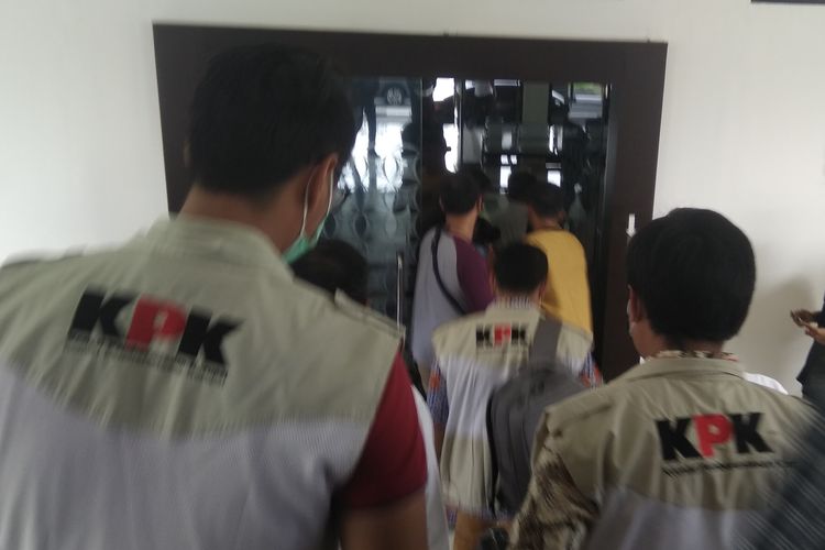 Tim KPK masih berada di ruang kerja Wali Kota Tasikmalaya, Budi Budiman, melakukan penggeledahan dan pemeriksaan terkait dugaan korupsi suap DAK dan DID Kementerian Keuangan RI, Rabu (24/4/2019)