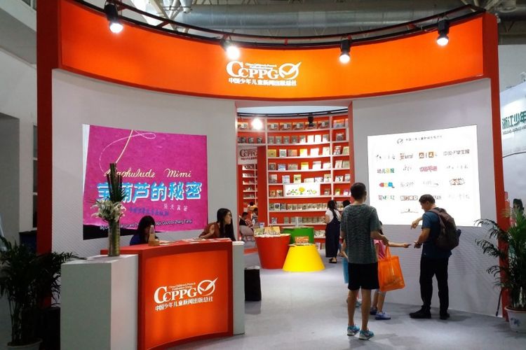 Salah satu penerbit buku di China tampil dengan stan berwarna oranye dan putih dalam acara Beijing International Book Fair 2017 yang diadakan pada 23-27 Agustus 2017 di Beijing, China.