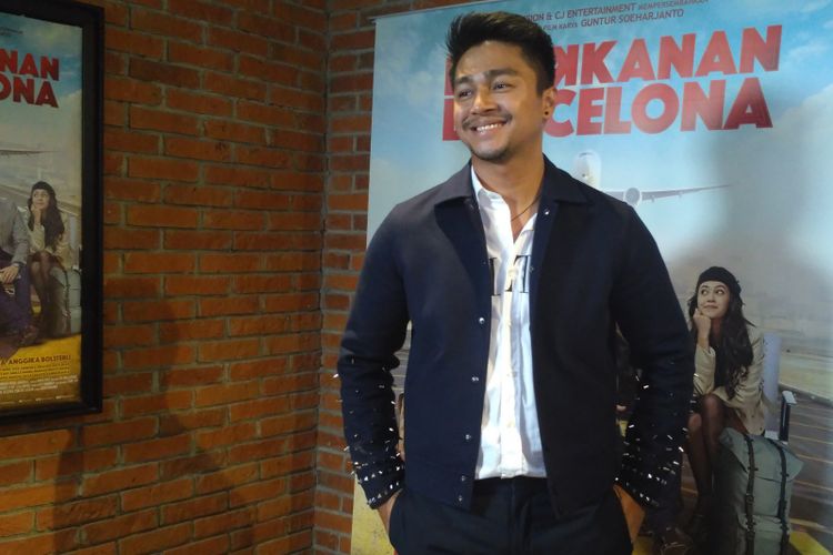 Artis seni peran Deva Mahenra saat jumpa pers film Belok Kanan Barcelona di CGV Grand Indonesia, Jakarta Pusat, Kamis (13/9/2018).