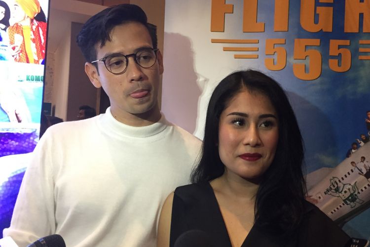 Tarra Budiman dan Gya Sadiqah hadir dalam acara screening film Flight 555 di Epicentrum XXI, Kuningan, Jakarta Selatan, Senin (15/1/2018).