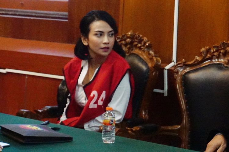 Artis peran Vanessa Angel saat menghadapi sidang putusan di Pengadilan Negeri Surabaya, Rabu (26/6/2019).