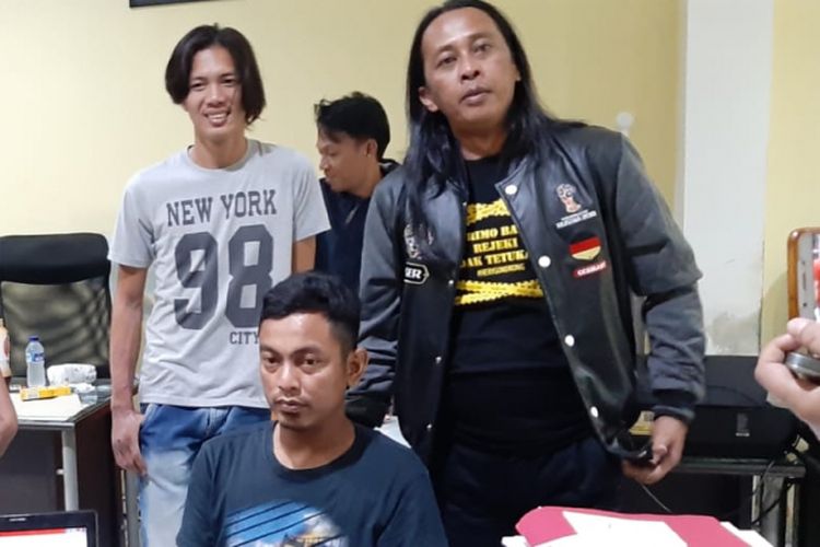 Tersangka Asri pelaku pembunuhan terhadap IA ketika berada di Polda Sumsel usai menyerahkan diri, Jumat (25/1/2019). Asri sebelumnya menjadi buronan polisi sejak lima hari terakhir.