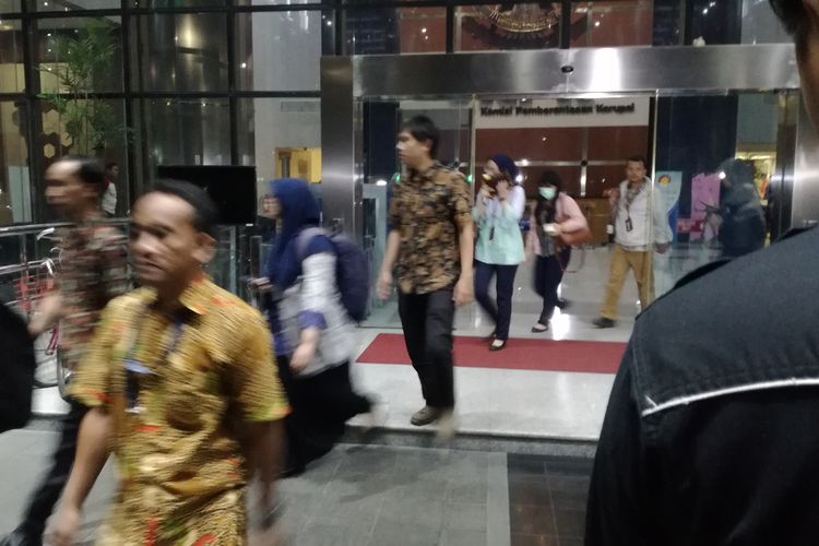 Jajaran Komisi Pemberantasan Korupsi (KPK) dan awak media yang masih berada di Gedung Merah Putih KPK, Jakarta, berhamburan keluar setelah merasakan guncangan gempa, Jumat (2/8/2019) malam. 