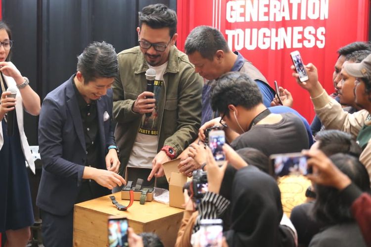 Denny Sumargo (tengah memegang mik) menyaksikan demo penggantian strap pada jam tangan terbaru G-Shock GA2000 di acara peluncuran G-Shock x Carbon di Jakarta, Kamis (4/4/2019).